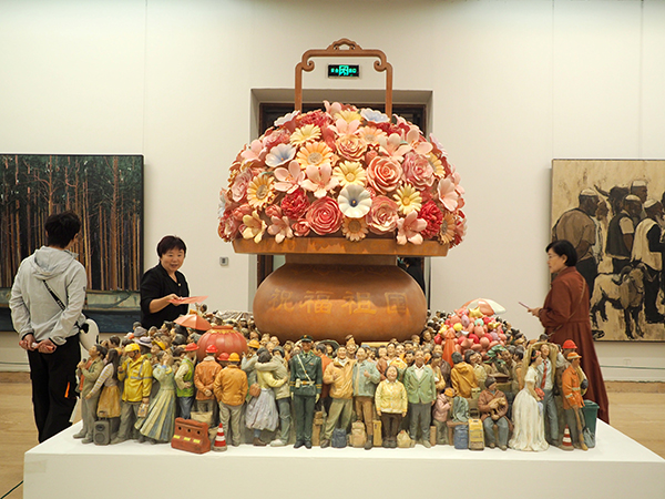 2024年9月28日，觀眾在中國美術(shù)館參觀“慶祝中華人民共和國成立75周年——第十四屆全國美術(shù)作品展覽進京作品展”。杜建坡攝。來源：人民圖片網(wǎng)