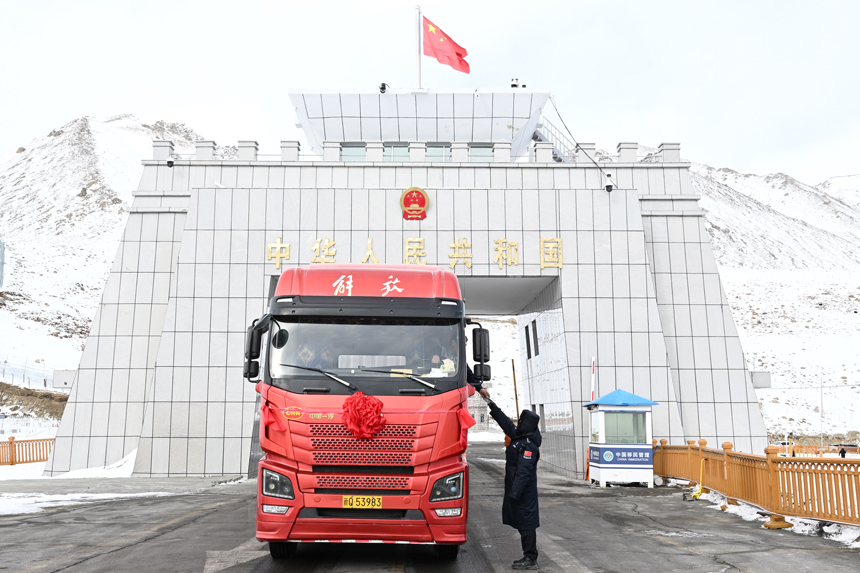 12月2日，新疆紅其拉甫國門，移民管理警察查驗(yàn)出境貨車通關(guān)證件。