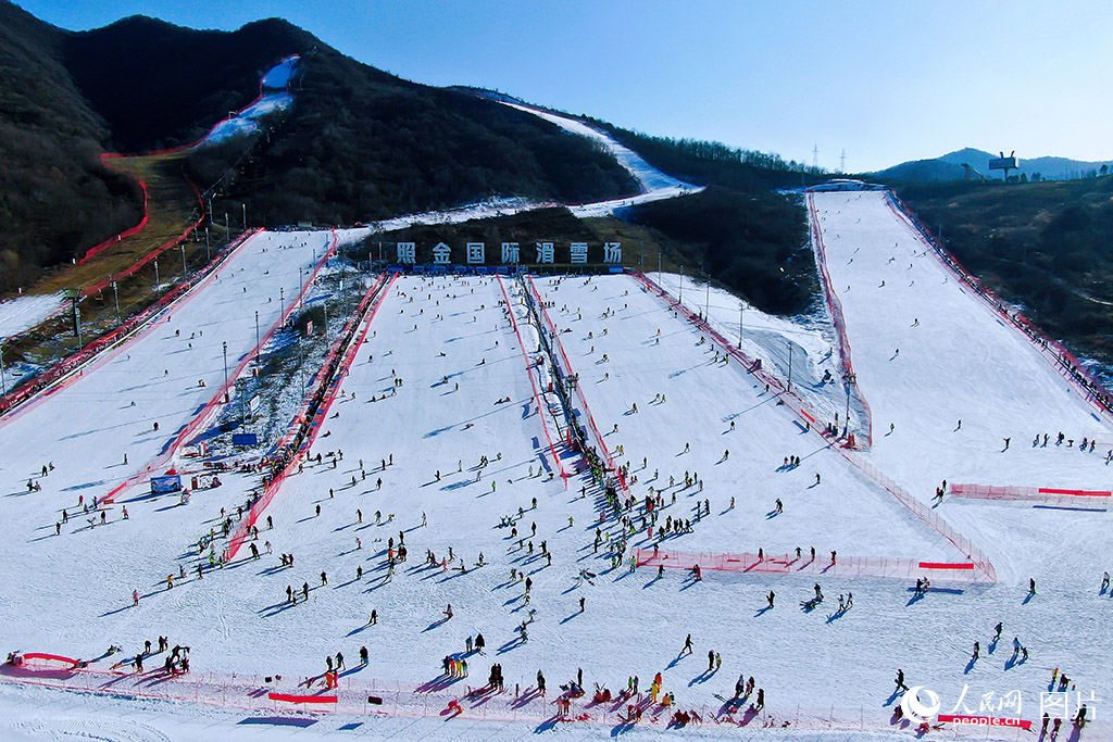 12月15日，陜西省銅川市照金國(guó)際滑雪場(chǎng)，雪友們?cè)谘┑郎媳M情享受冰雪的魅力。人民網(wǎng)記者 魏鑫攝