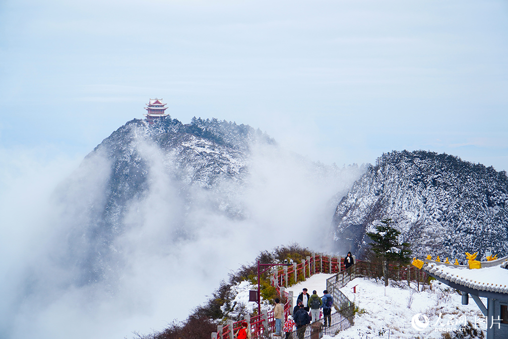 12月18日，四川省樂山市峨眉山景區(qū)內(nèi)，游客正在游覽參觀景區(qū)雪景。人民網(wǎng) 趙祖樂攝