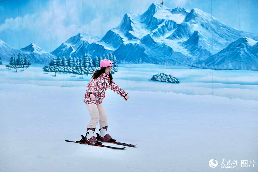 位于江西省靖安縣的三爪侖滑雪場是江西首個室內(nèi)滑雪場，12月18日，不少游客來到這里感受雪上運動的“速度與激情”。作為國家全域旅游示范區(qū)，近年來，靖安縣推出滑雪、露營、賞花等豐富多樣的旅游產(chǎn)品，用實實在在的優(yōu)惠措施，為文旅消費“再添新火”，吸引更多游客前來赴一場文旅盛宴。人民網(wǎng)記者 時雨攝