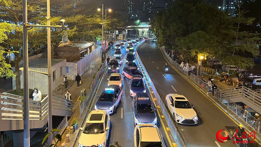 福田口岸唯一入口前的裕亨路上，車輛排起長龍。人民網(wǎng) 王星攝
