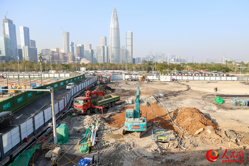 深圳灣口岸公共交通接駁區(qū)交通改善工程正在施工。人民網(wǎng) 王星攝