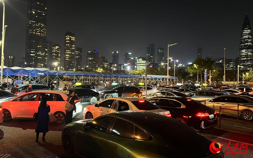 深圳灣口岸網(wǎng)約車和社會車輛“即停即走”區(qū)停滿車輛，出租車排隊拉客。人民網(wǎng) 劉森君攝