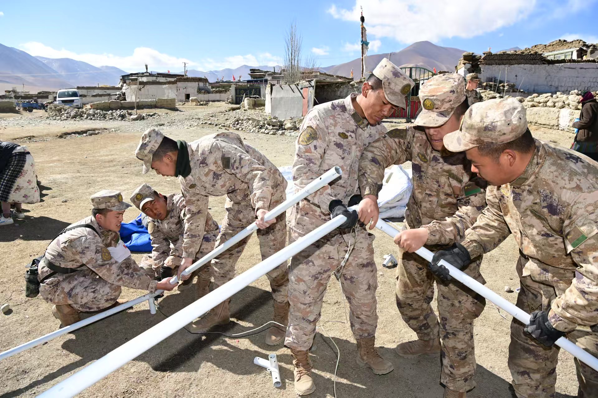 西藏軍區(qū)某部官兵正在緊急搭建應(yīng)急帳篷。