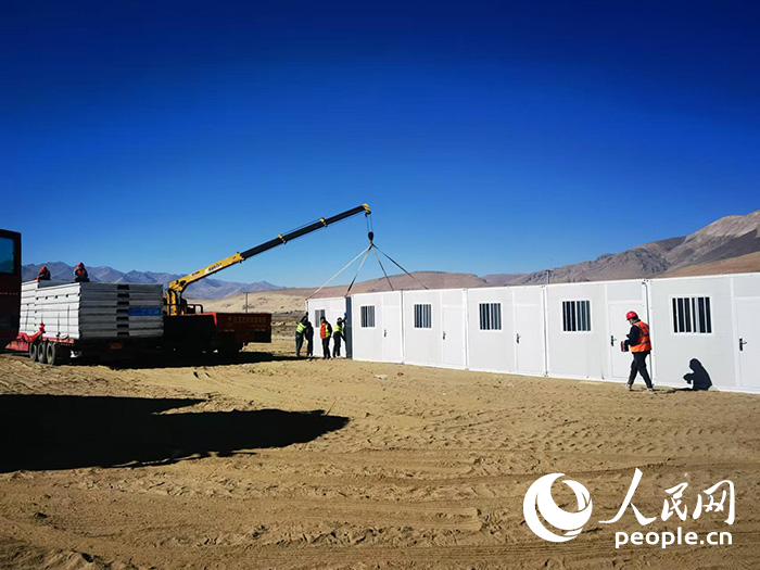 1月9日，在日喀則市定日縣長所鄉(xiāng)森嘎村安置點，工作人員抓緊搭建移動板房，確保受災(zāi)群眾溫暖過冬。人民網(wǎng)記者 吳雨仁攝